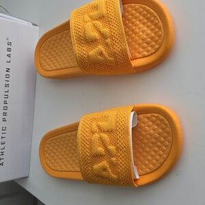 APL BL Techloom Slide Sandals Mango Size 6